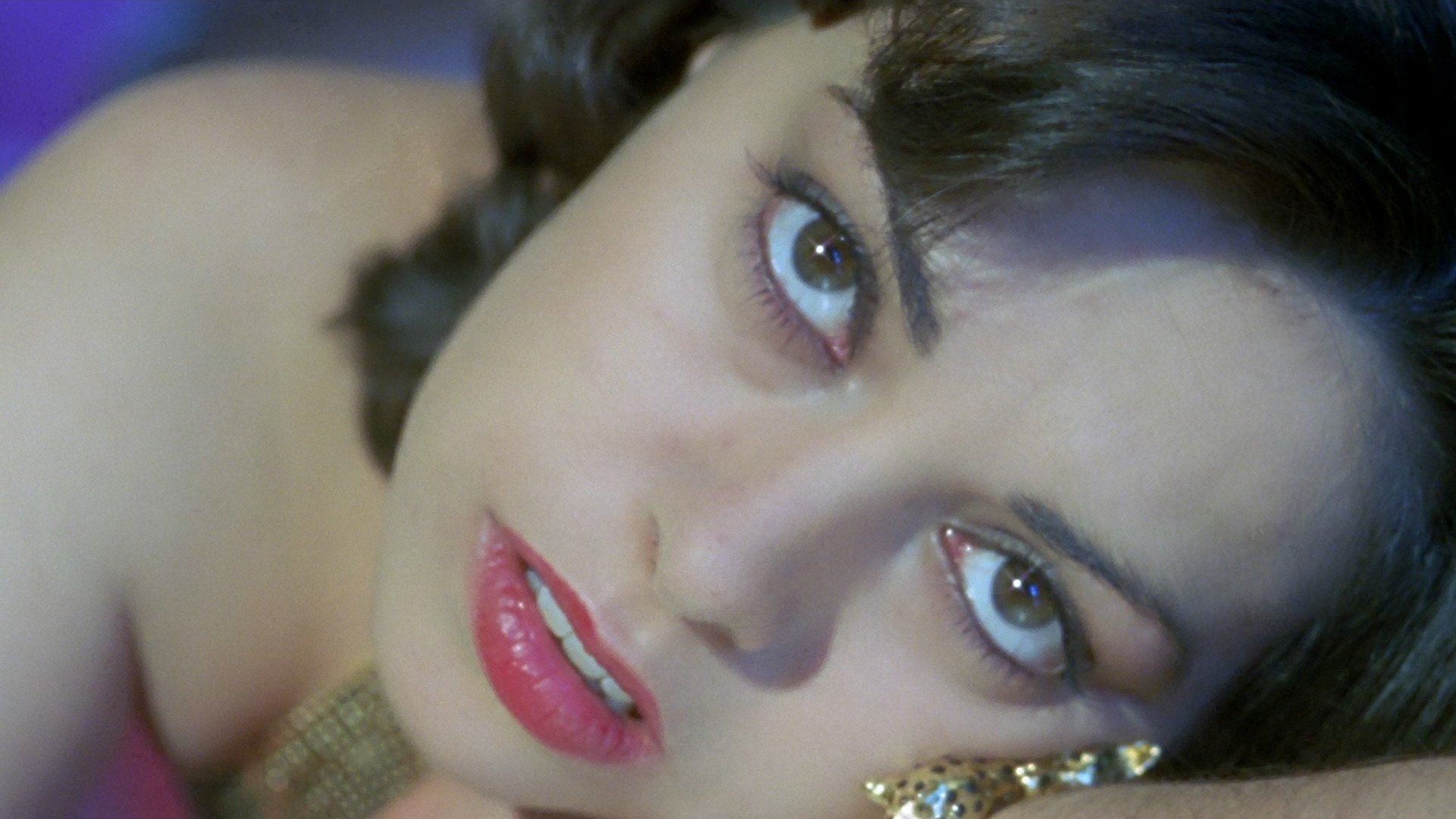 Mil sexos tiene la noche Background