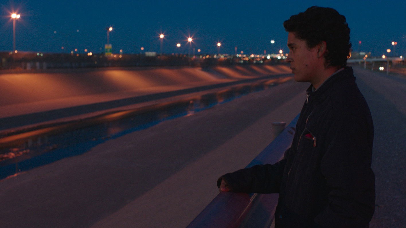 Detrás de la Montaña Background