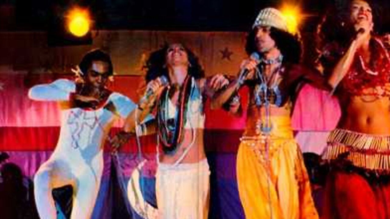 Os Doces Bárbaros Background