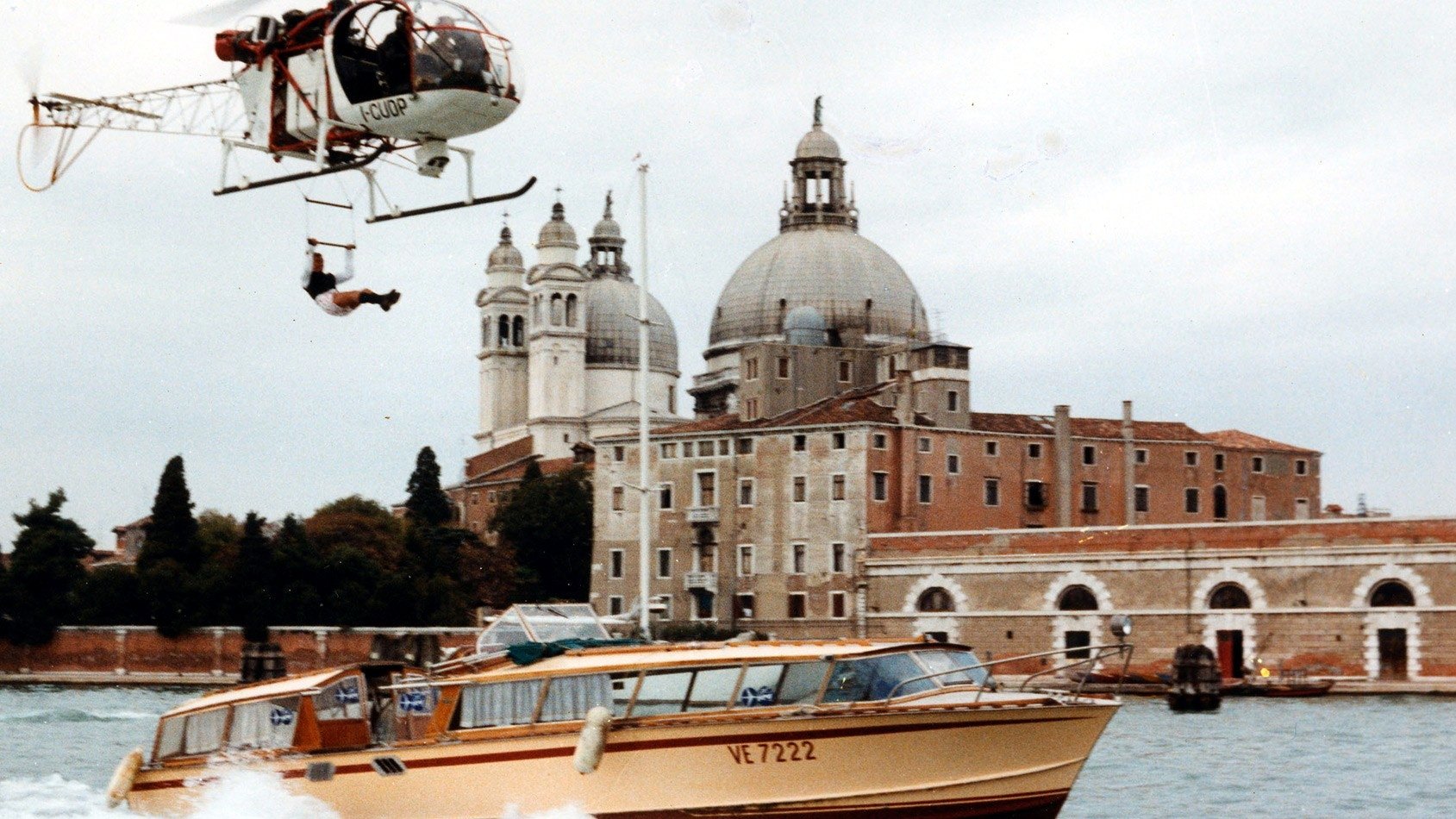 Le Guignolo Background