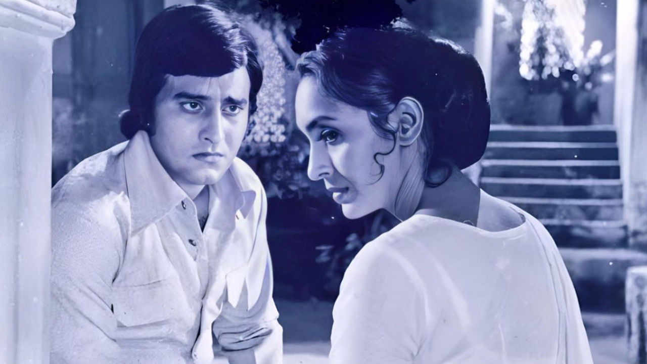 Main Tulsi Tere Aangan Ki Background