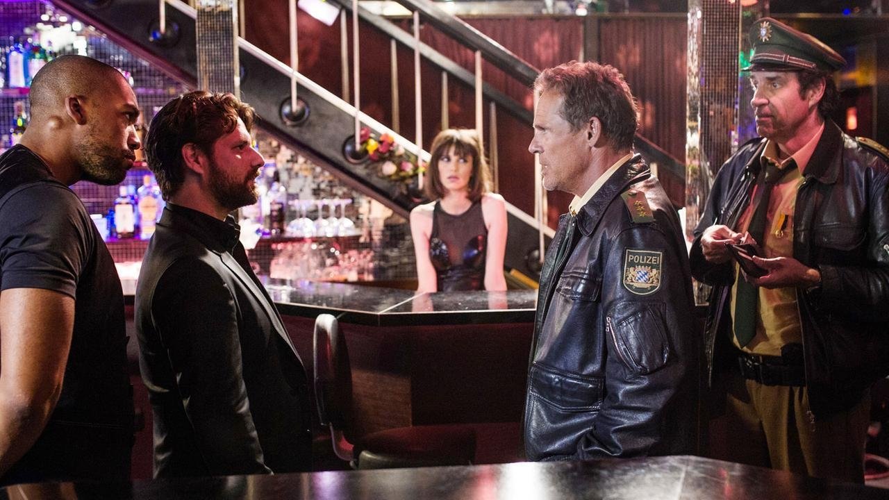 Hubert und Staller - Unter Wölfen Background