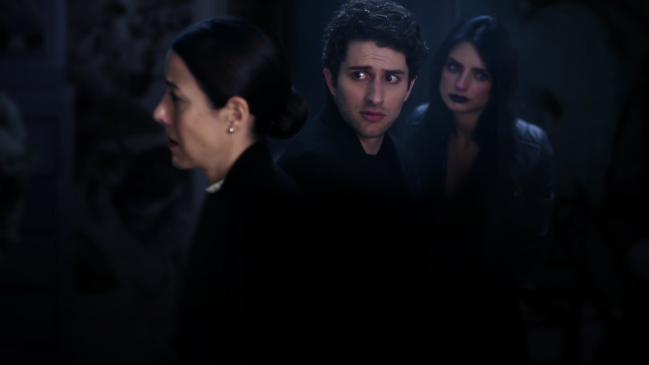 La casa de las flores presenta: El funeral Background