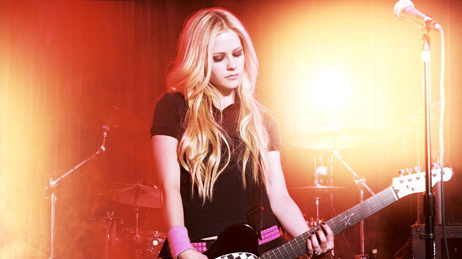 Avril Lavigne: The Best Damn Tour - Live in Toronto Background