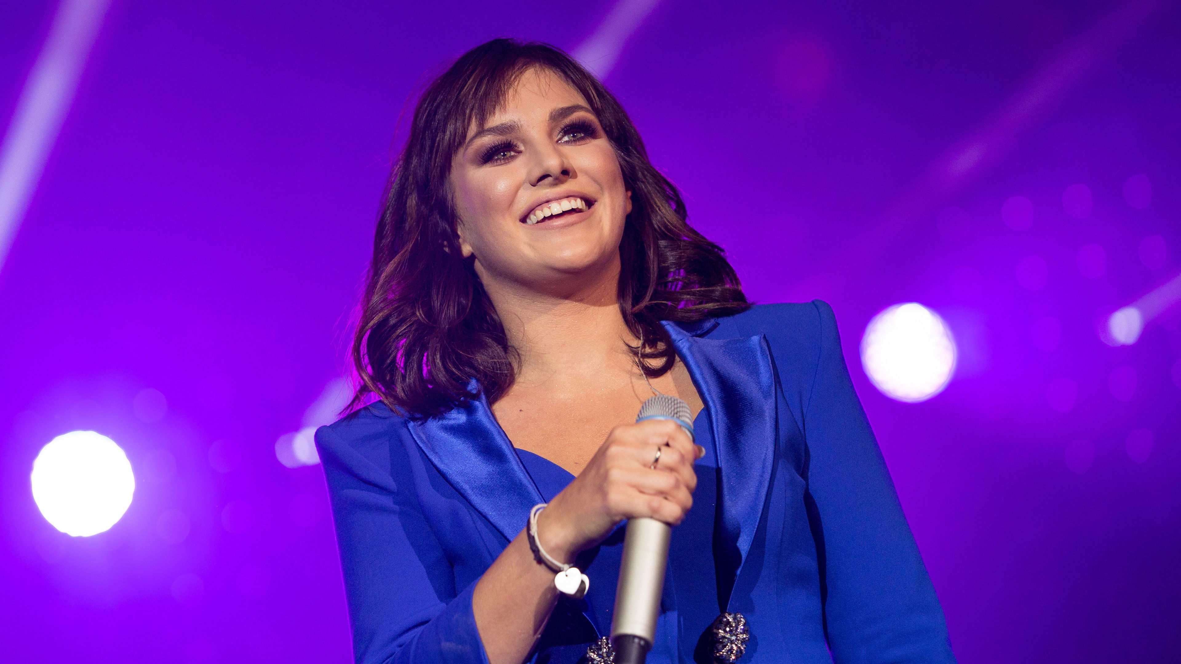 Ewa Farna 10: Neznámá známá Background