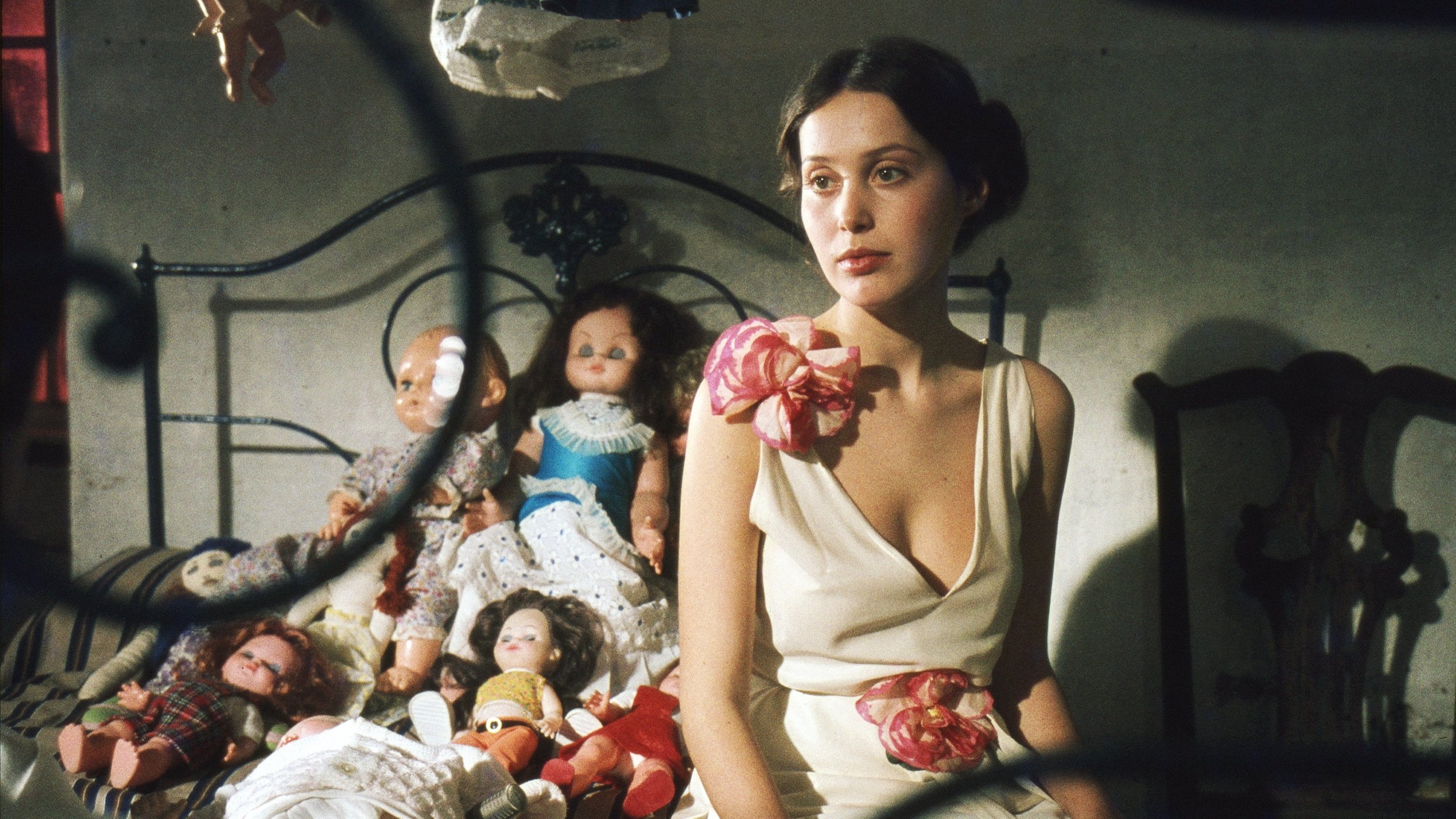 Three Crowns of the Sailor Background