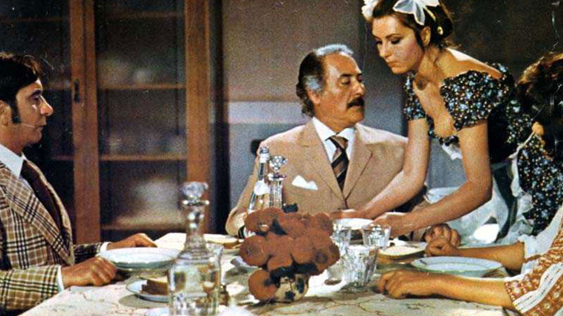 La cameriera Background