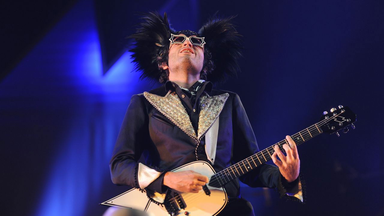 M - Le Tour de M Background