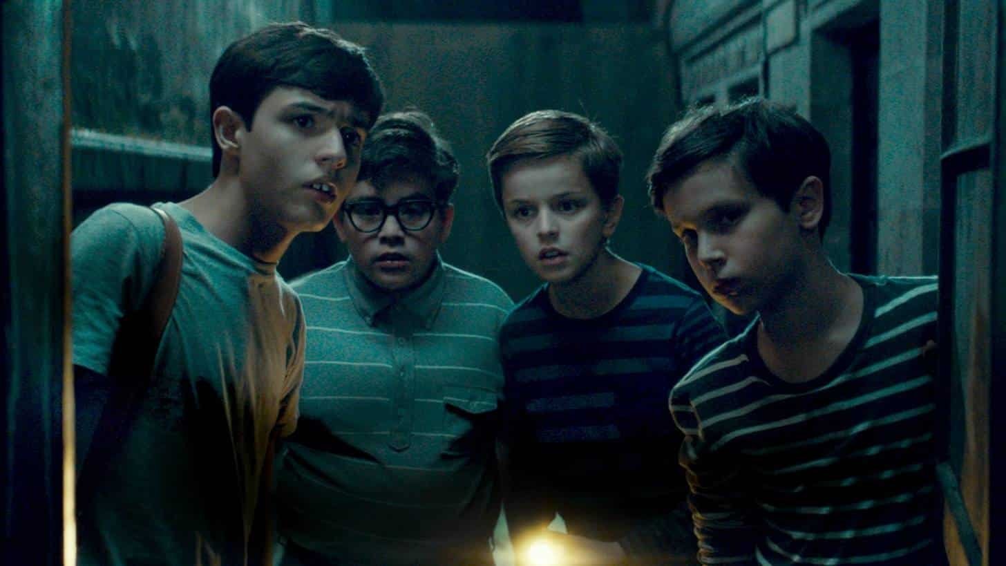 Mientras el lobo no está Background