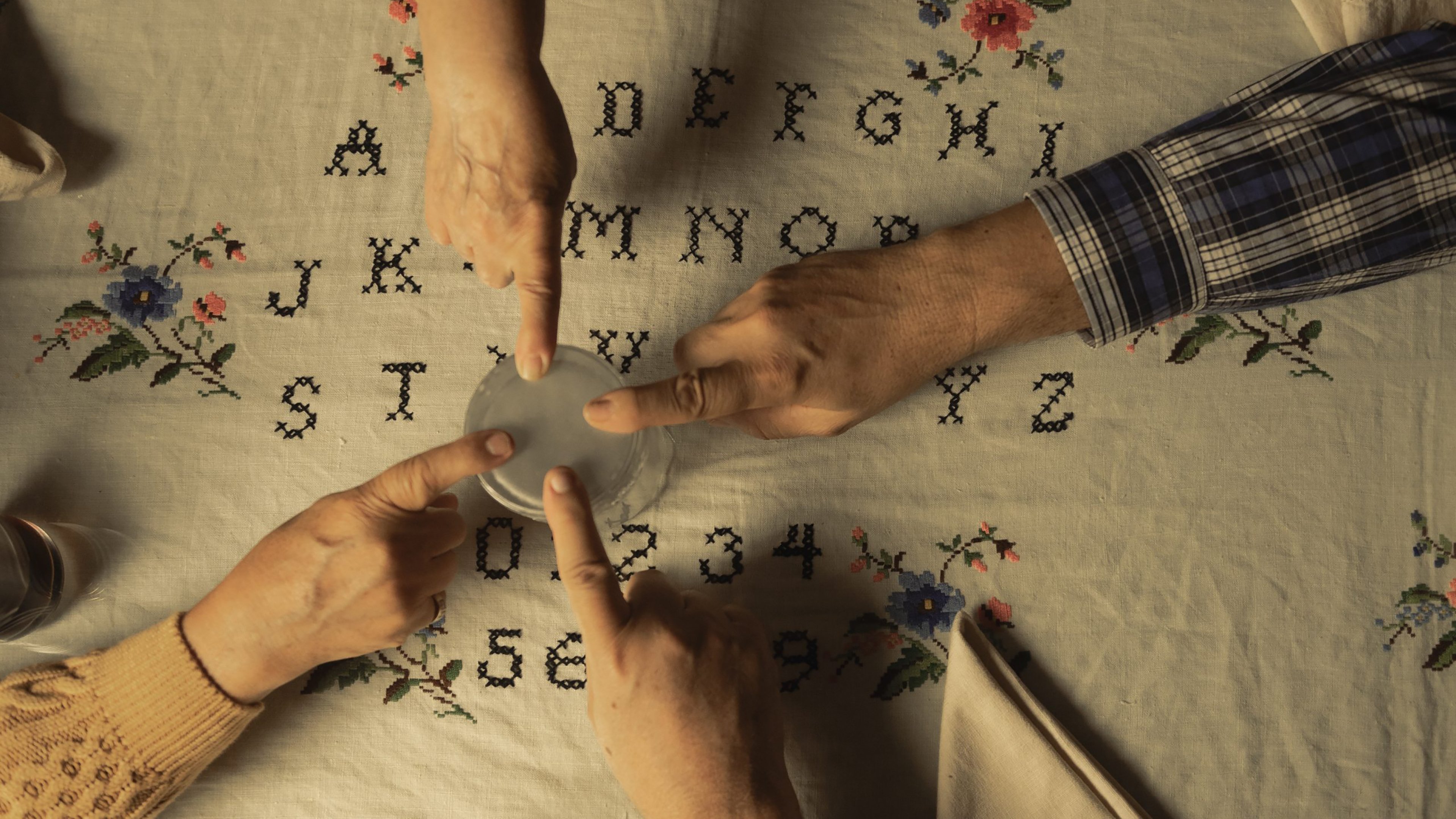 Bodegón con fantasmas Background