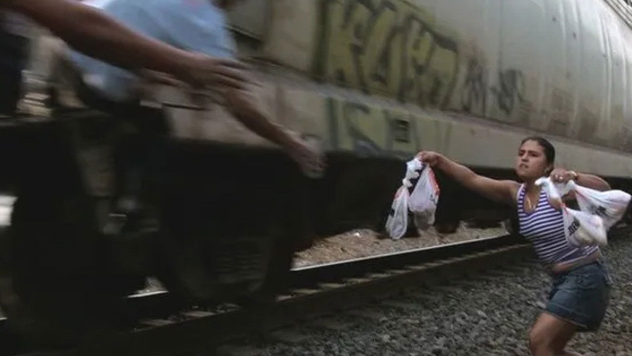 Llévate mis amores Background