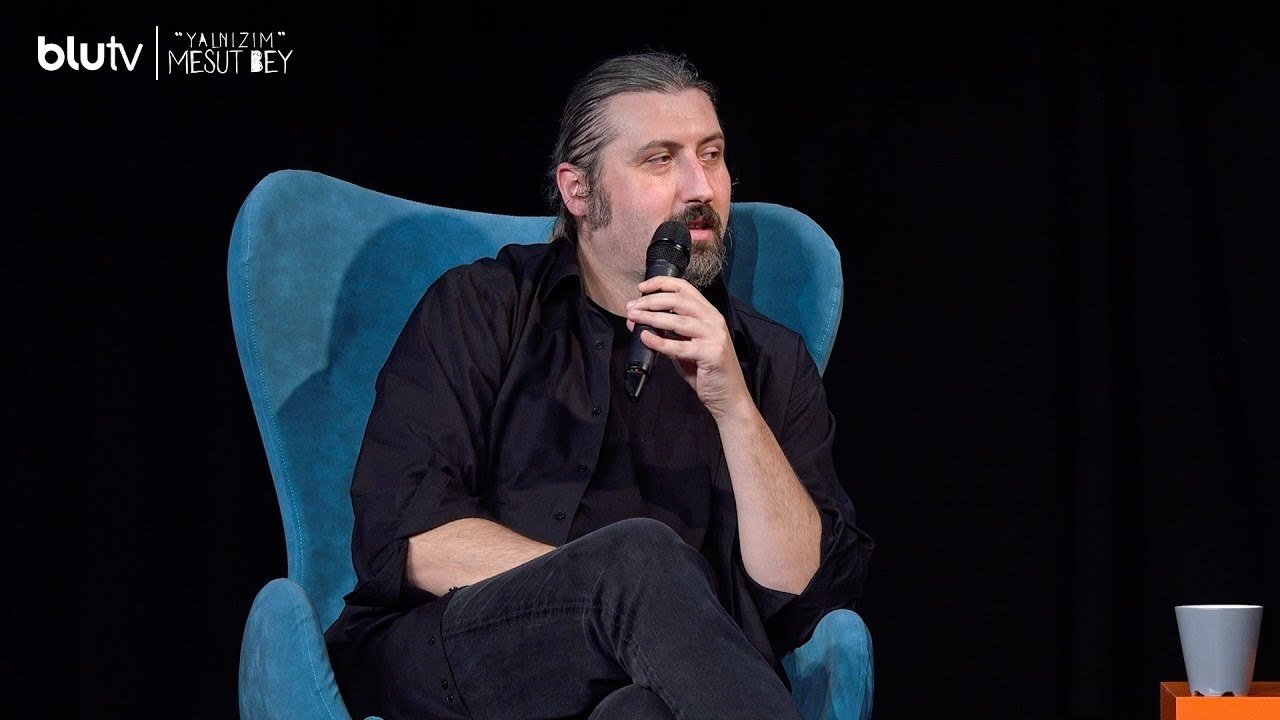 Yalnizim Mesut Bey Background