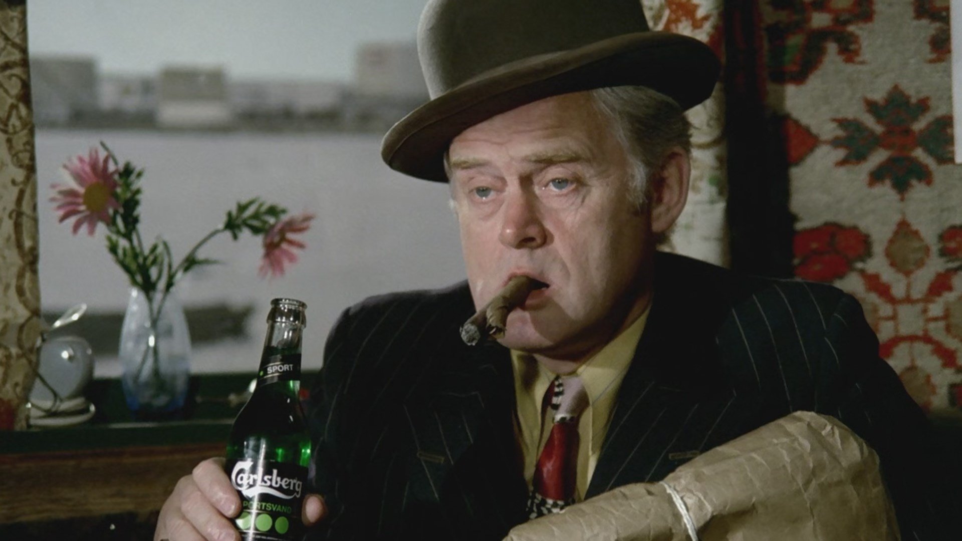 The Olsen Gang Runs Amok Background