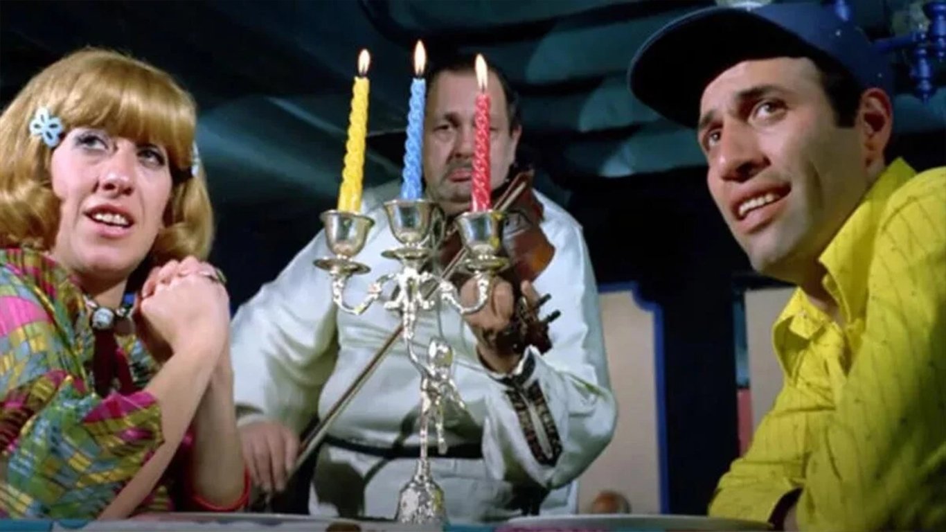 Avanak Apti Background