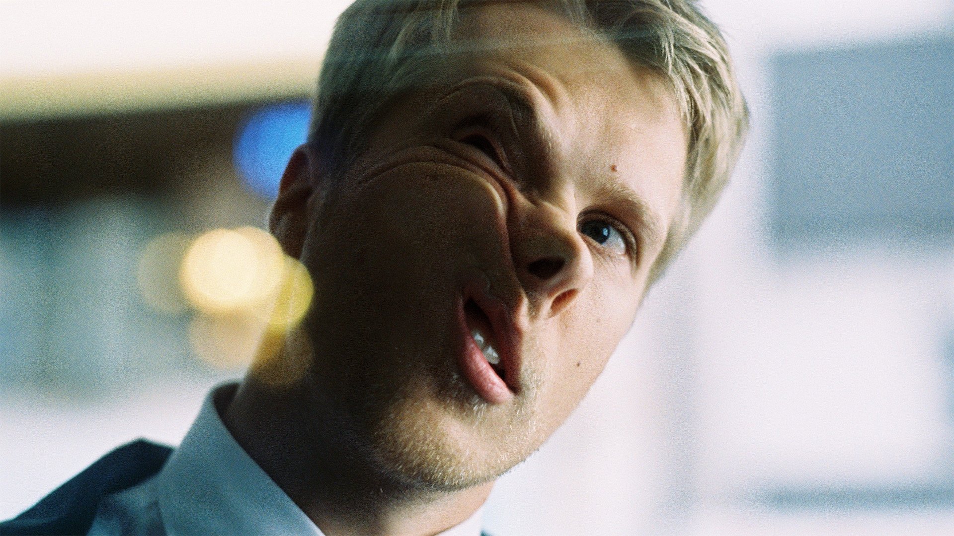 Vollidiot Background