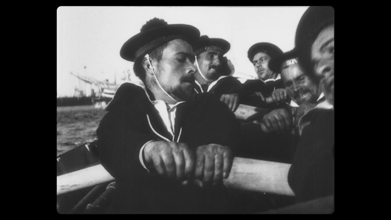 Vue prise d'une baleinière en marche Background