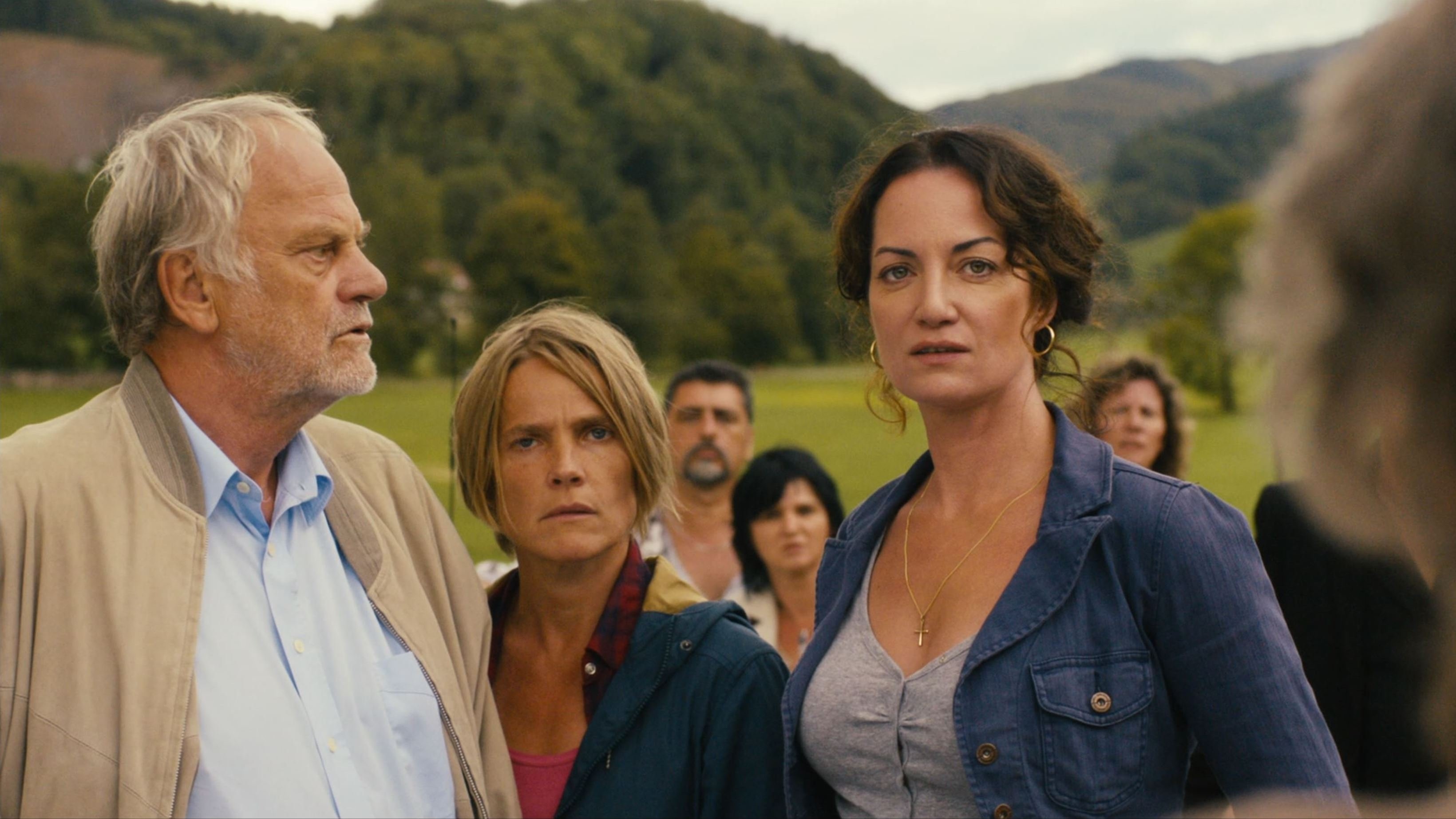 Die Kirche bleibt im Dorf Background