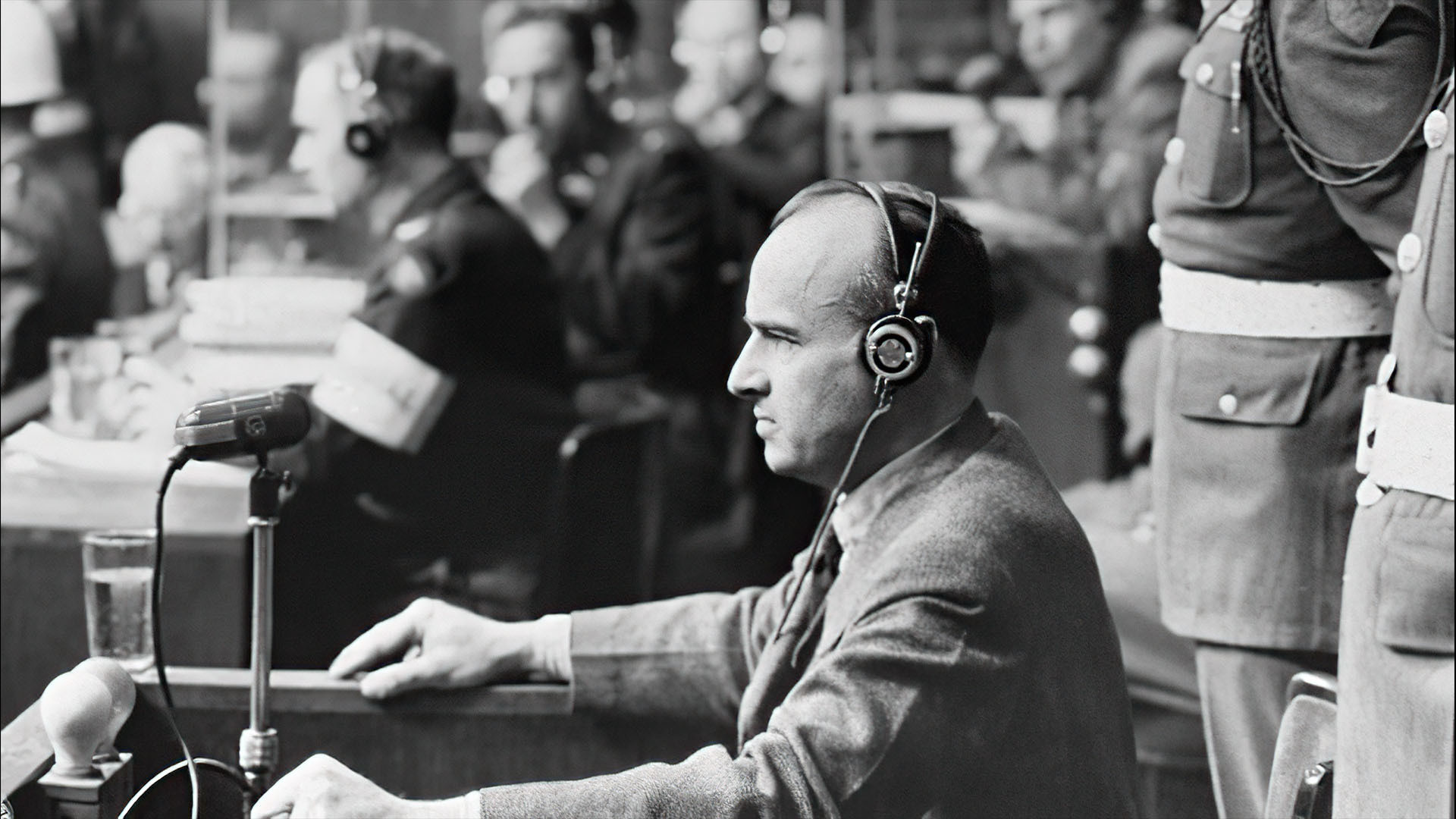 Les Carnets secrets de Nuremberg Background