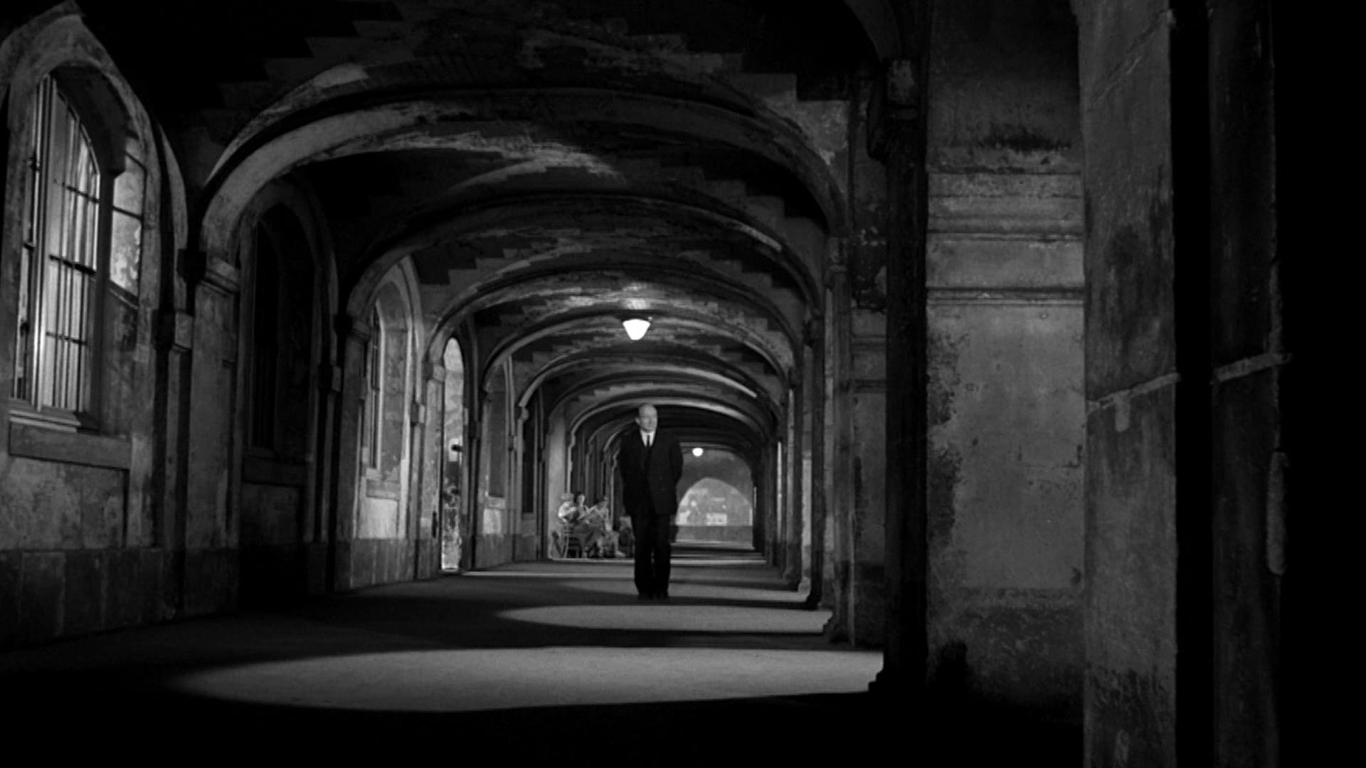 Maigret Sets a Trap Background