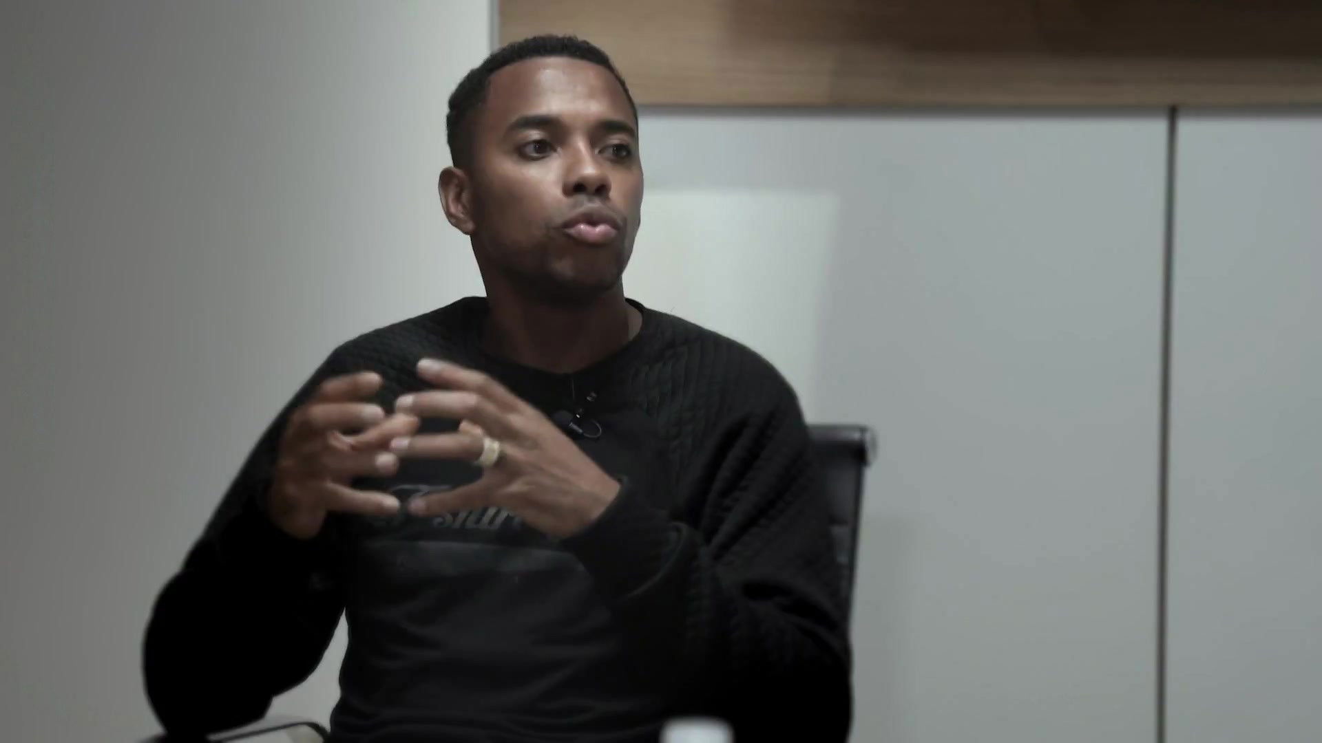 O Caso Robinho Background