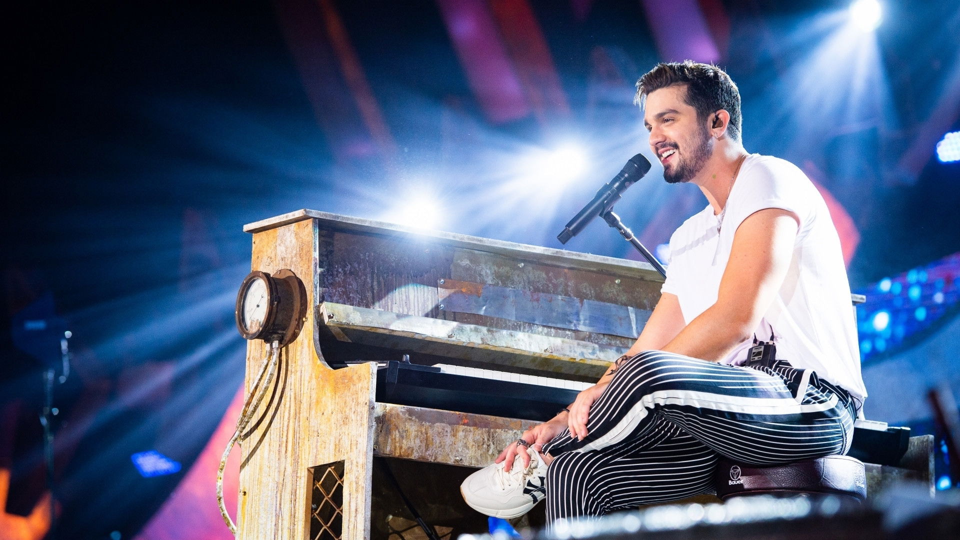 Luan Santana: VIVA Background