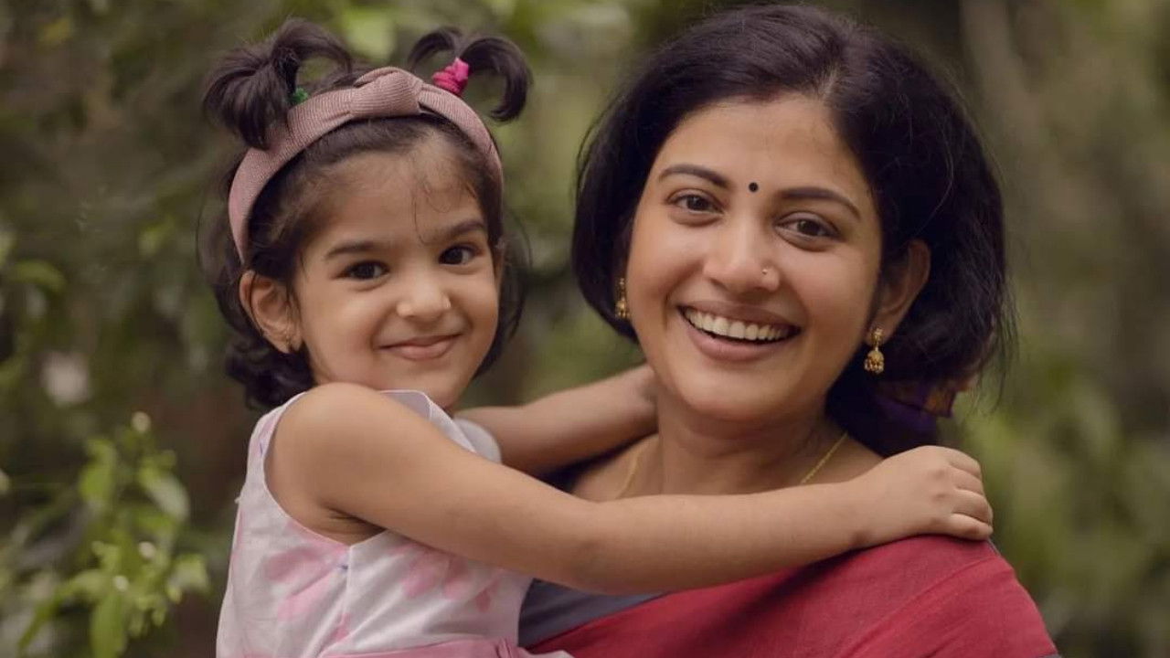 Jawanum Mullappoovum Background