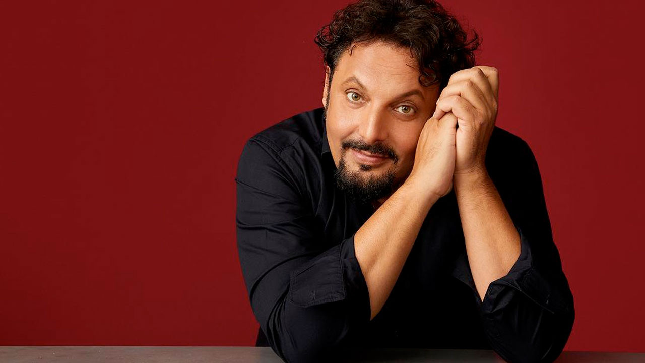 Enrico Brignano: Brignano tutto casa e teatro! Background