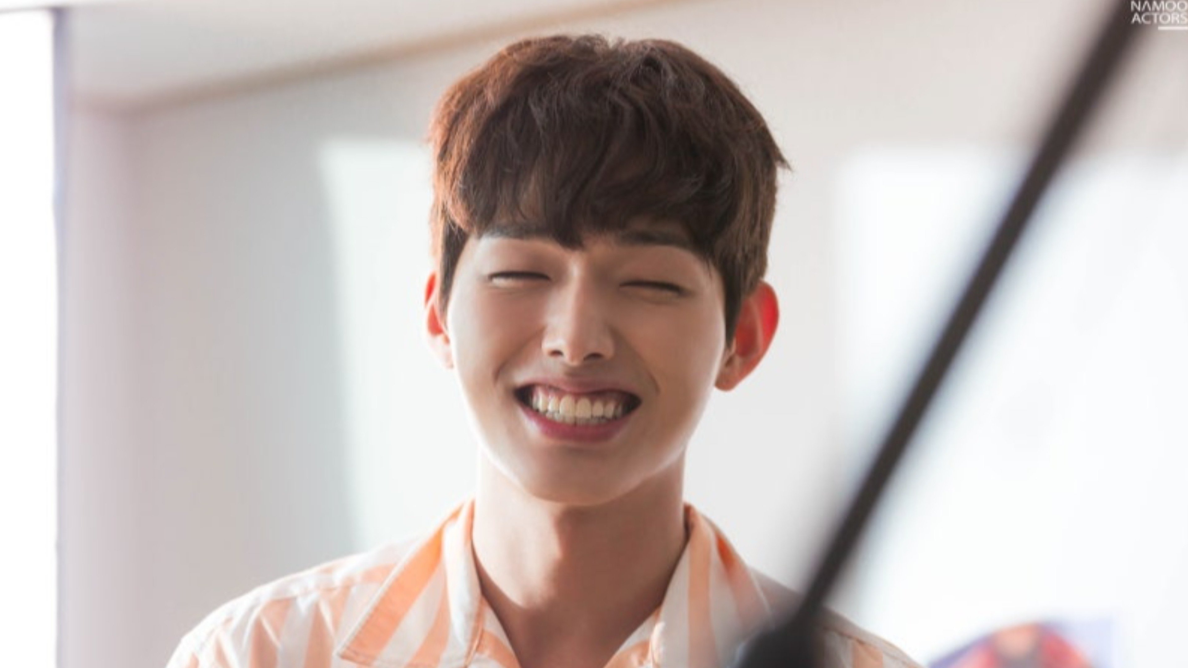 I Have Three Boyfriends Background