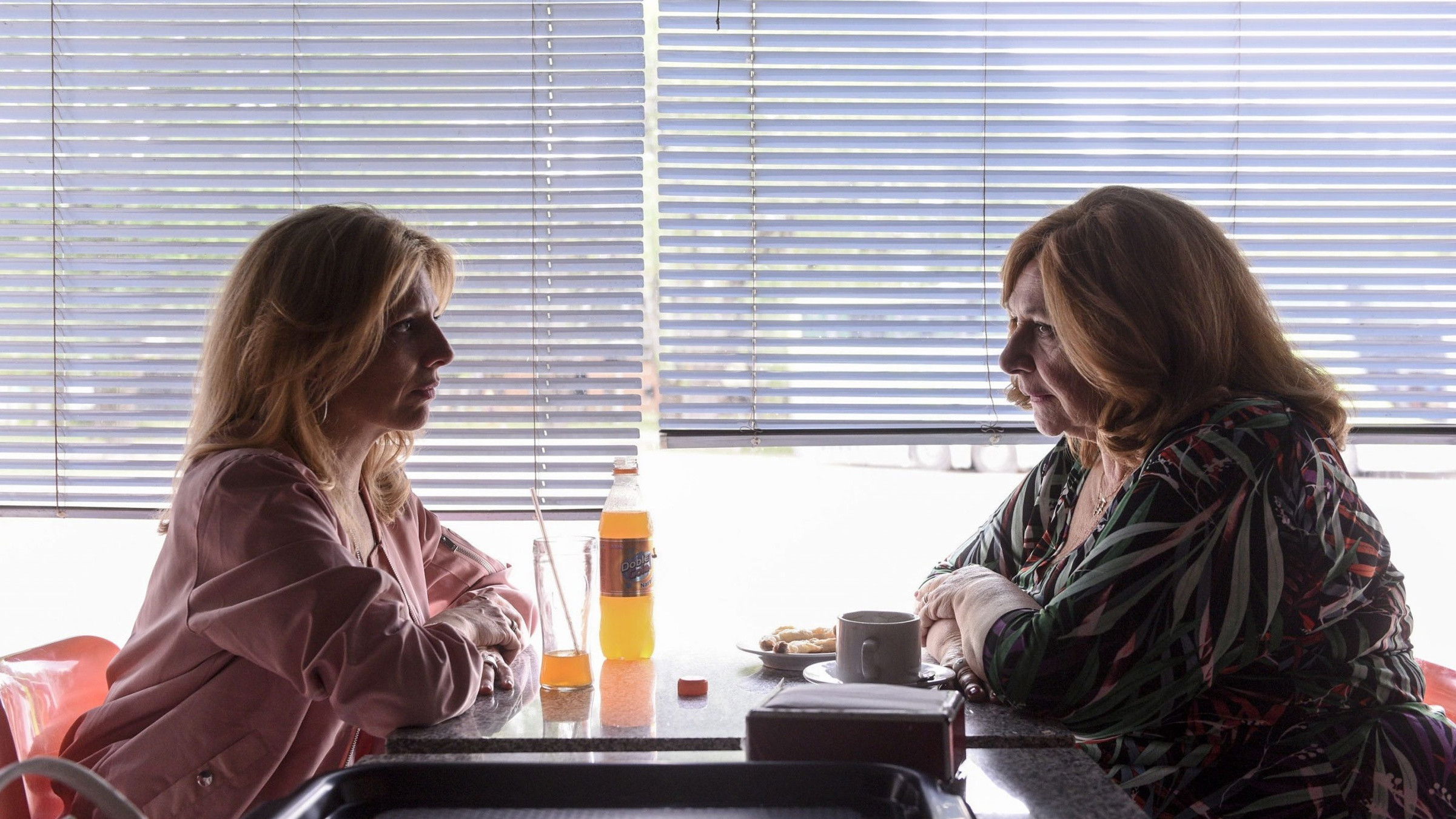 Las siamesas Background