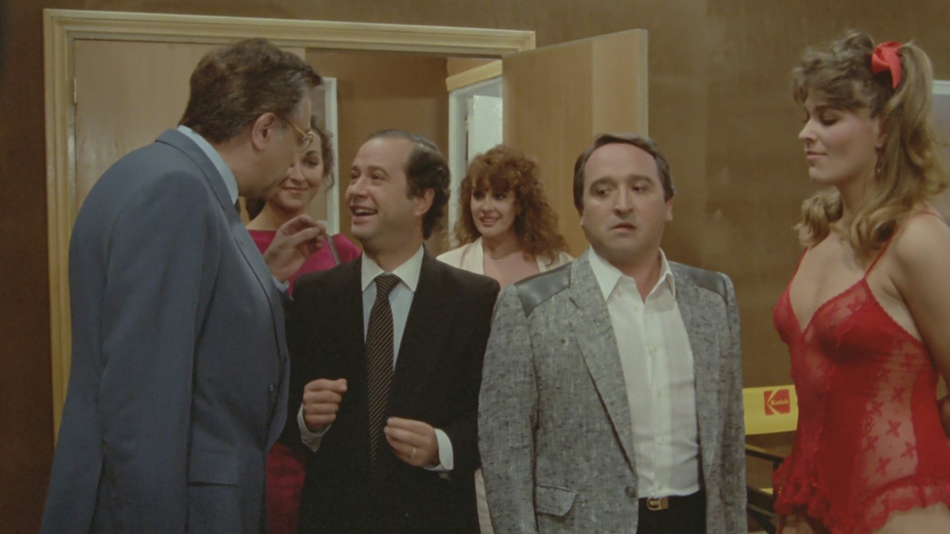 Cuatro mujeres y un lío Background