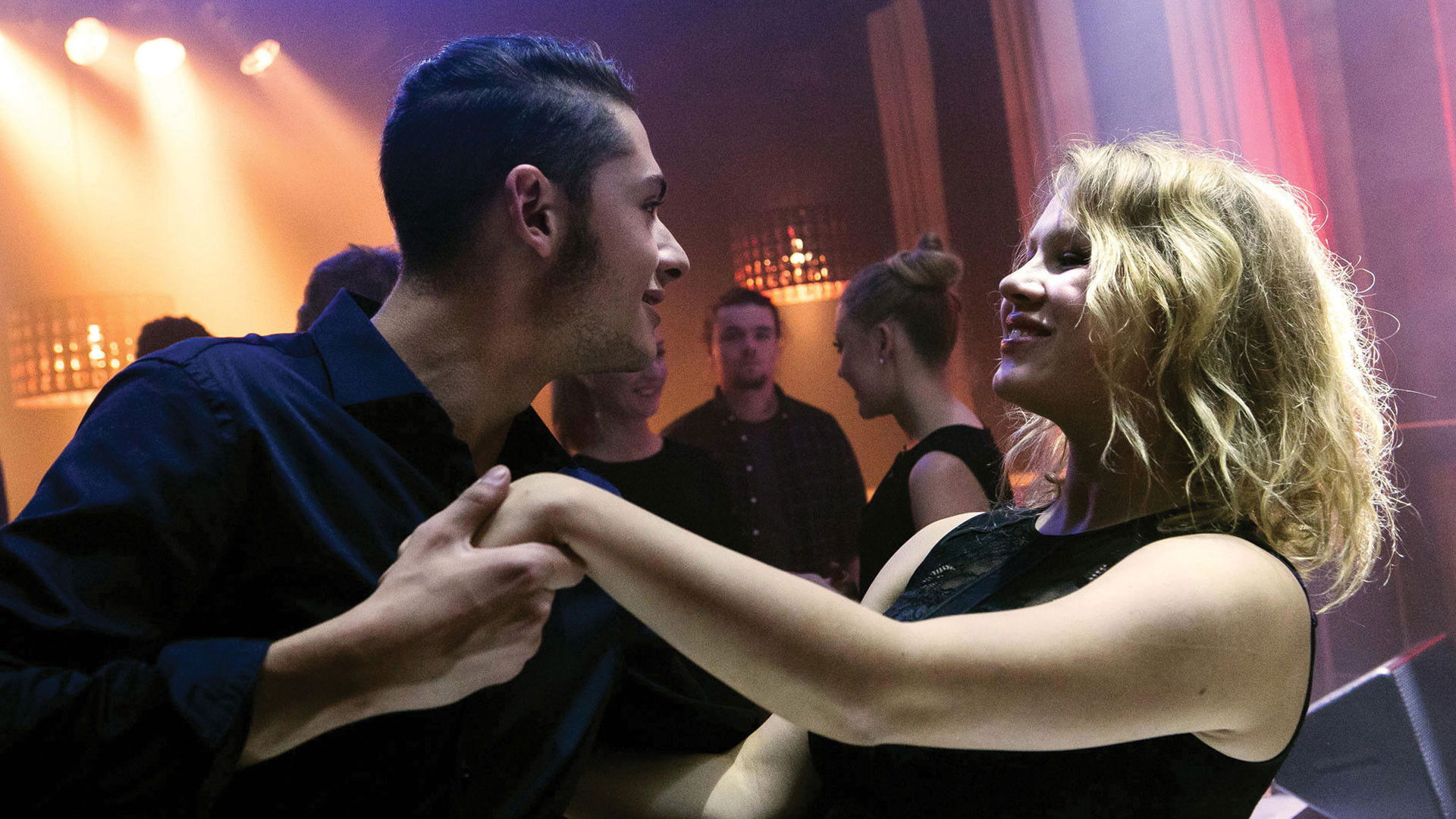 Ich gehöre ihm Background