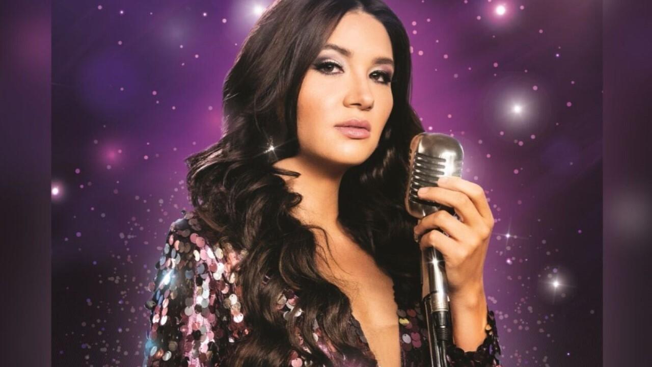 Arelys Henao Background