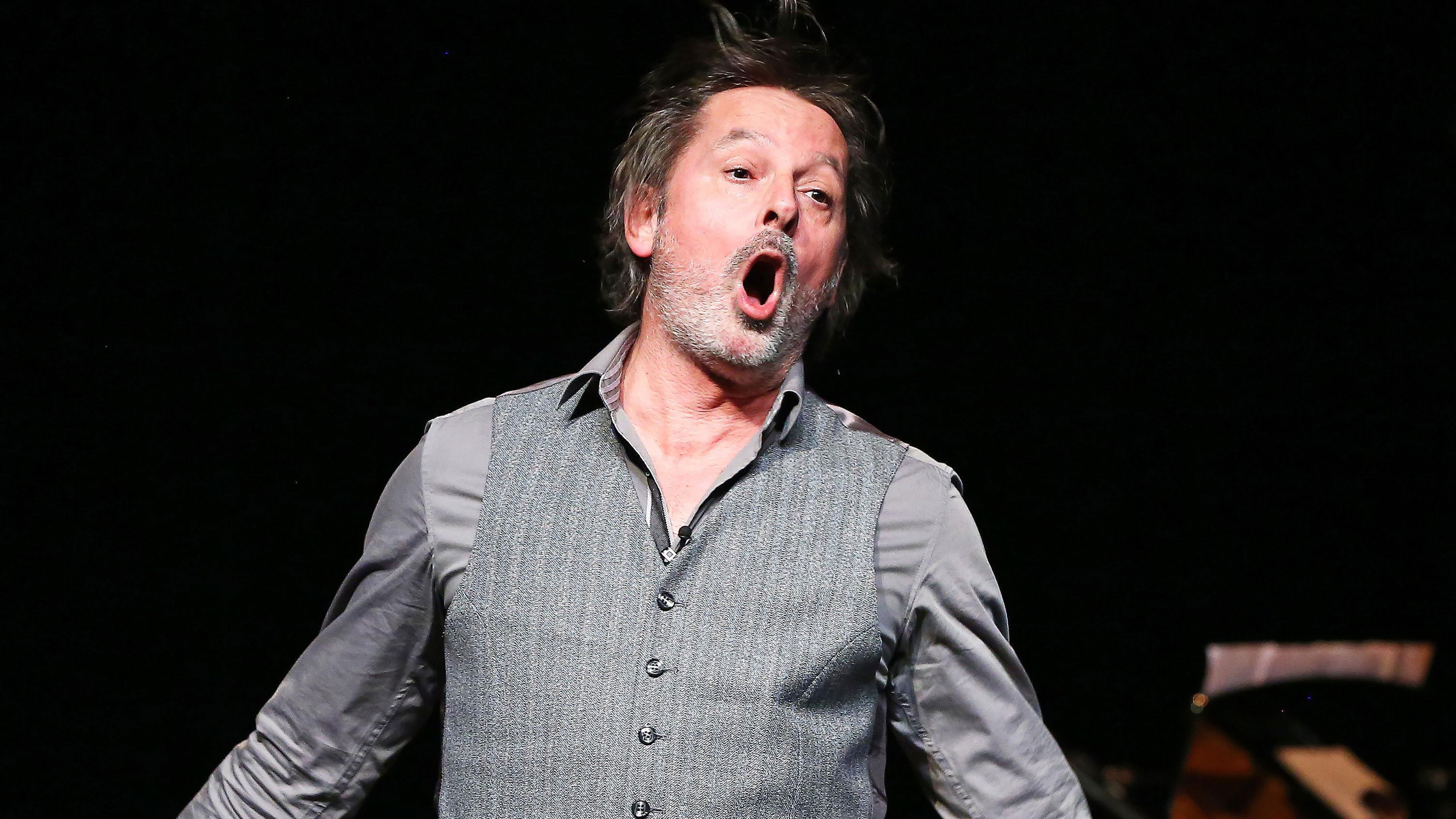 Christophe Alévêque : Ça ira mieux demain Background