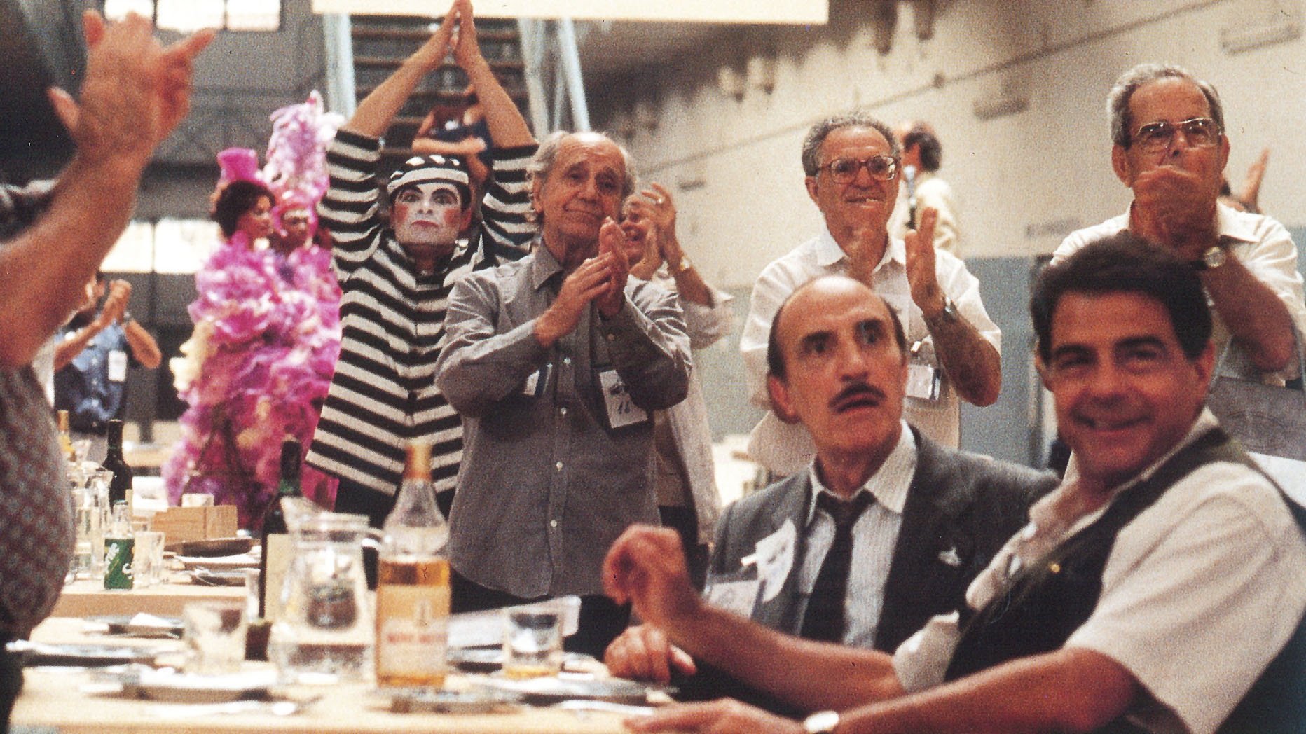 Todos a la cárcel Background