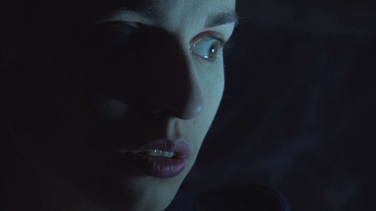 Help Me I Am Dead - Die Geschichte der Anderen Background