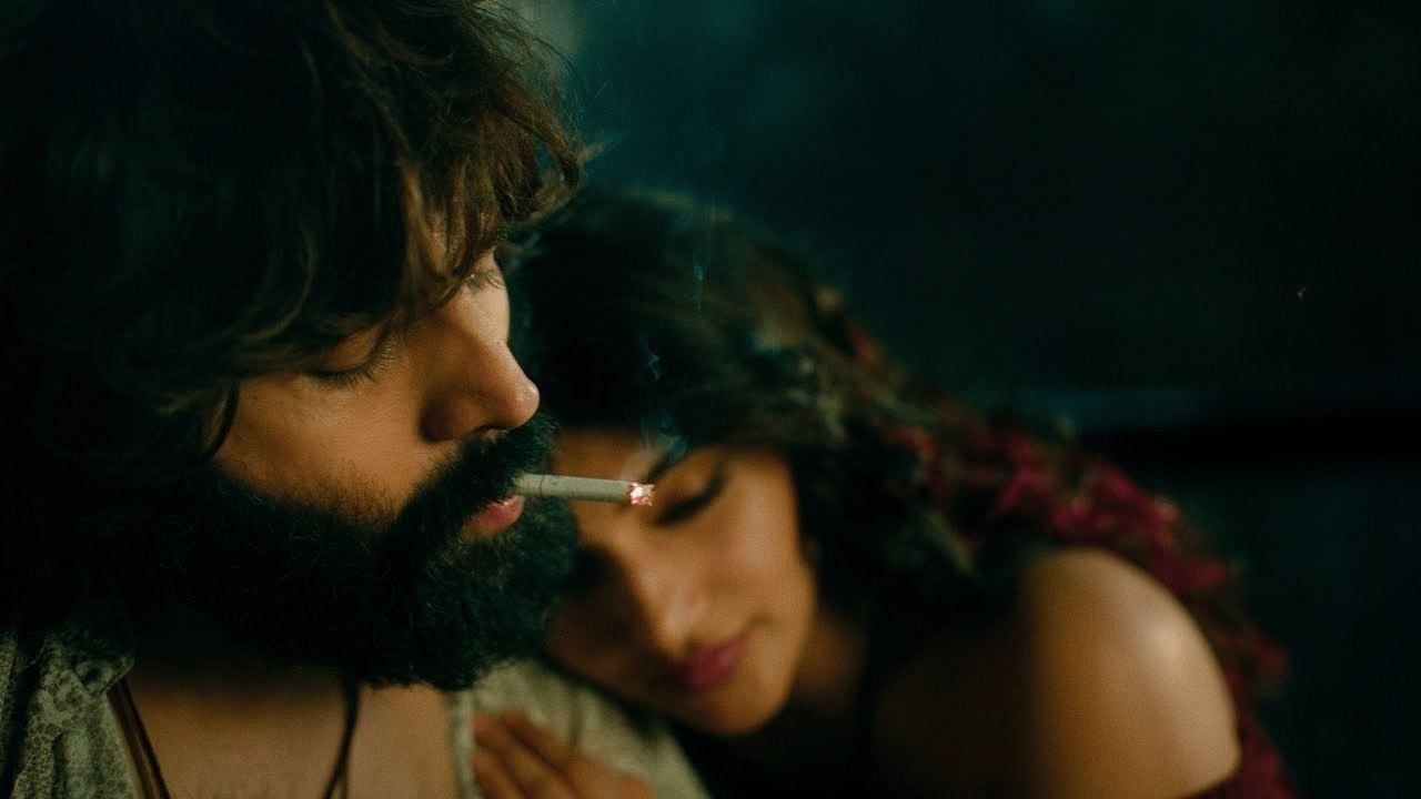 Tu Meri Zindagi Hai Background