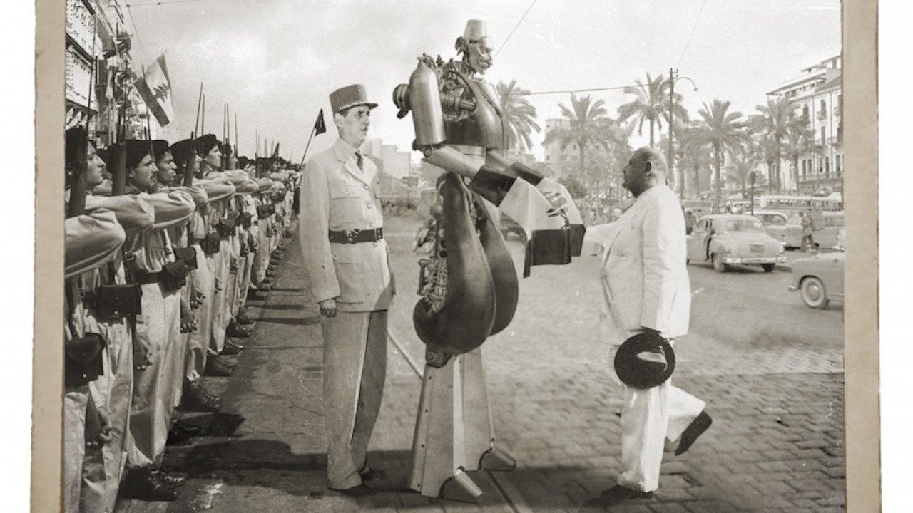 Manivelle: The Last Days of the Man of Tomorrow Background