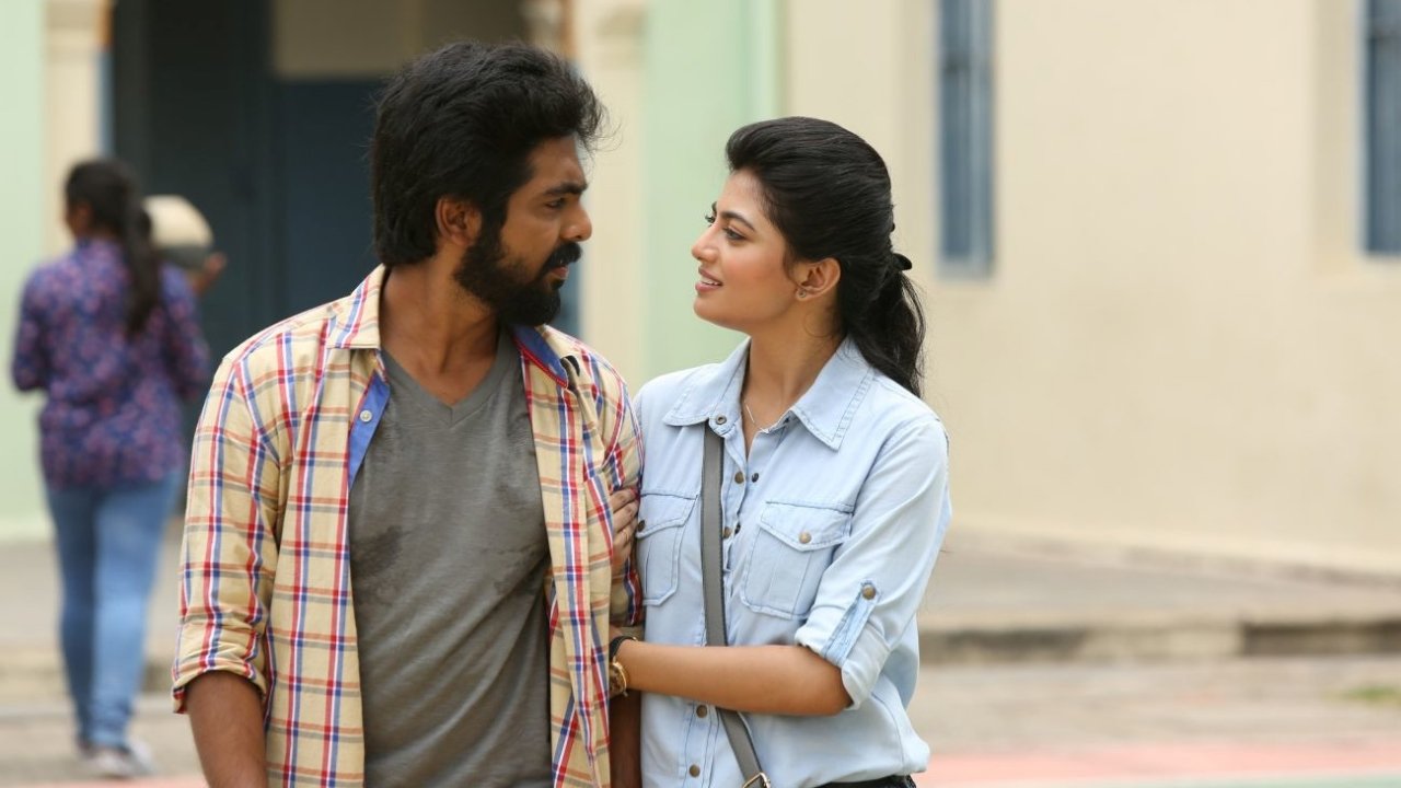 Kadavul Irukaan Kumaru Background