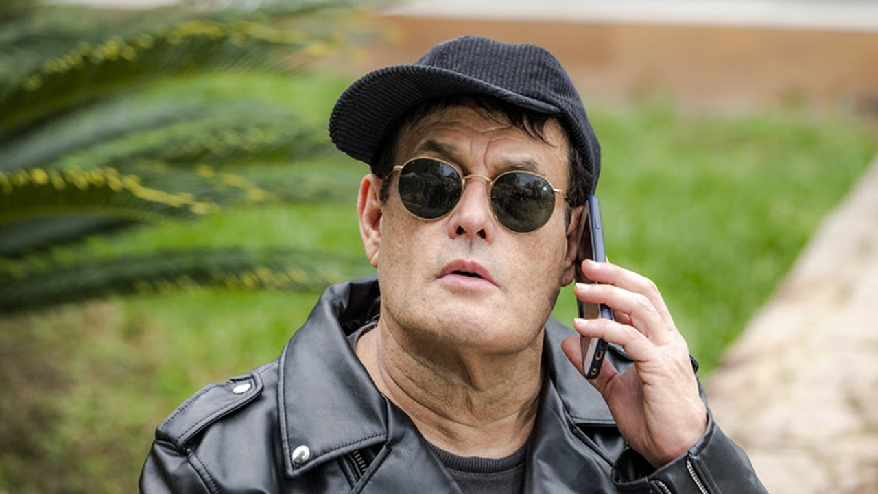 Mallandro: O Errado que Deu Certo Background